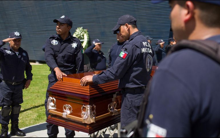 Familiares y policías estatales despiden a sus compañeros asesinados con un homenaje en las instalaciones de la Secretaria de Seguridad Pública. EFE/I. Villanueva