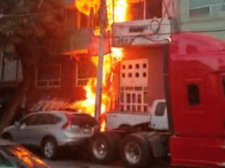 Al menos 60 policías capitalinos resguardan la zona luego del desalojo de 19 familias. ESPECIAL