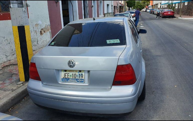 El  Volkswagen Jetta aún se encuentra abandonado donde lo dejaron los ladrones. EL INFORMADOR / S. Blanco