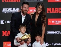 El argentino recibió el trofeo dorado de manos de sus dos hijos Thiago y Mateo, presentes en el acto junto a la esposa del argentino, Antonella Roccuzzo, y varios de sus compañeros de equipo. AFP / J. Lago