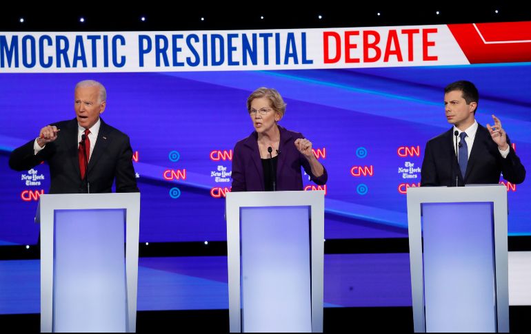 Joe Biden (i a d),  Elizabeth Warren y Pete Buttigieg, aspirantes a la candidatura presidencial por el partido demócrata, durante el debate del martes. AP/J. Minchillo