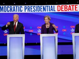 Joe Biden (i a d),  Elizabeth Warren y Pete Buttigieg, aspirantes a la candidatura presidencial por el partido demócrata, durante el debate del martes. AP/J. Minchillo