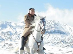 Kim Jong-Un monta a caballo durante la primera caída de nieve en el monte Paektu, en Ryanggang. EFE/EPA/KCNA