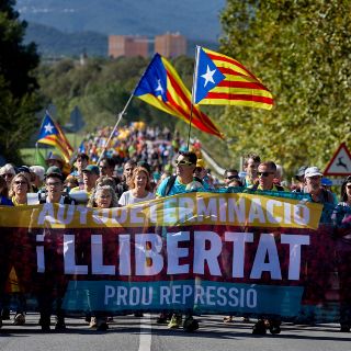 Catalanes marchan a Barcelona tras dos días de violencia