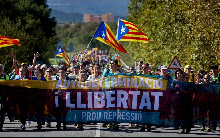 En la manifestación participan familias enteras portando carteles con leyendas en catalán como 