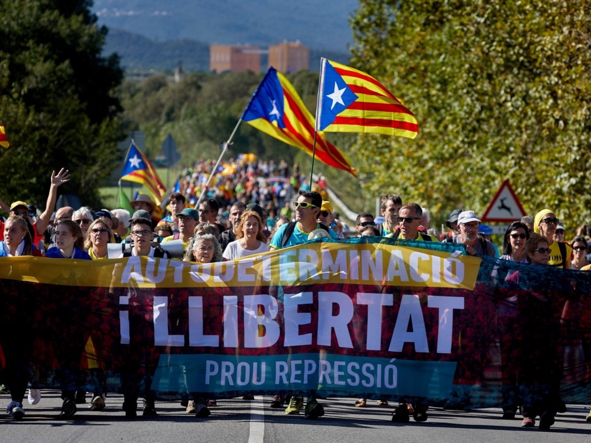  Catalanes marchan a Barcelona tras dos días de violencia