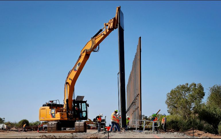 Obras de construcción de un muro en Yuma, Arizona, en septiembre pasado. Trump ha invocado la emergencia para destinar al muro los fondos que el Congreso aprobó para otras partidas. AP/ARCHIVO