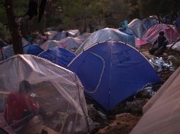 Los campamentos de refugiados, ya de por sí sobrepoblados, enfrentan problemas sanitarios y de disciplina ante la llegada de más personas. AP/P. Giannakouris