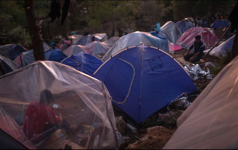 Los campamentos de refugiados, ya de por sí sobrepoblados, enfrentan problemas sanitarios y de disciplina ante la llegada de más personas. AP/P. Giannakouris