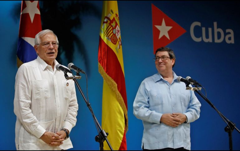 El ministro español de Exteriores, Josep Borrell (i); y su homólogo cubano, Bruno Rodríguez (d), ofrecen una conferencia de prensa conjunta en la sede del Ministerio de Relaciones Exteriores, en La Habana. EFE/Y. Zamora