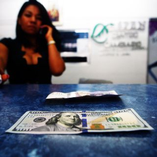 Dólar continúa con retroceso, se vende en 19.57 pesos