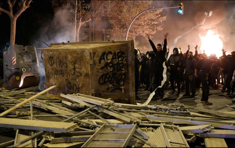 Ayer, miles de manifestantes se enfrentaron a policías en Barcelona, lanzándoles objetos y prendiendo fuego a contenedores de basura y vehículos. AFP/L. Gene