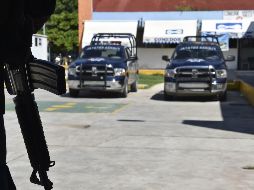 Los elementos de seguridad, absueltos de la acusación por la desaparición de los 43 normalistas, exigen sueldos desde 2014. AFP/Archivo