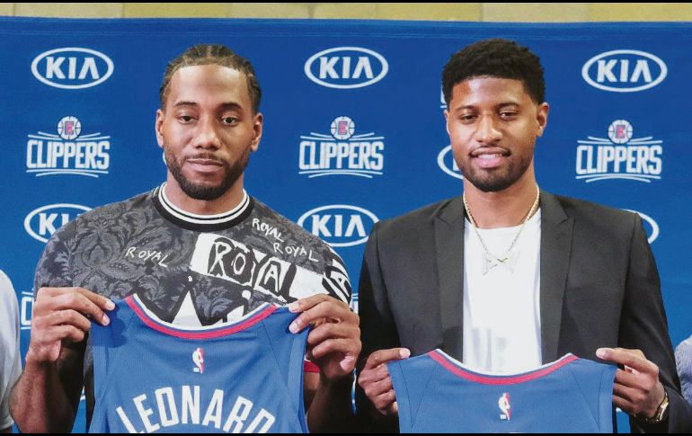 En julio pasado los Clippers hicieron oficial el fichaje de Kawhi Leonard y Paul George. AP