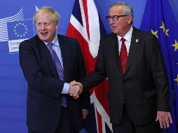 El primer ministro británico, Boris Johnson, se da la mano con el presidente de la Comisión Europea, Jean-Claude Juncker en la sede de la UE en Bruselas. AP / F. Seco