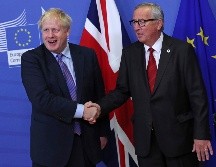 El primer ministro británico, Boris Johnson, se da la mano con el presidente de la Comisión Europea, Jean-Claude Juncker en la sede de la UE en Bruselas. AP / F. Seco