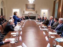 En la fotografía se aprecia a Pelosi de pie, apuntando al mandatario, quien permanece sentado durante la reunión en la que los líderes demócratas dijeron que Trump tuvo un ''colapso''. TWITTER / @realDonaldTrump