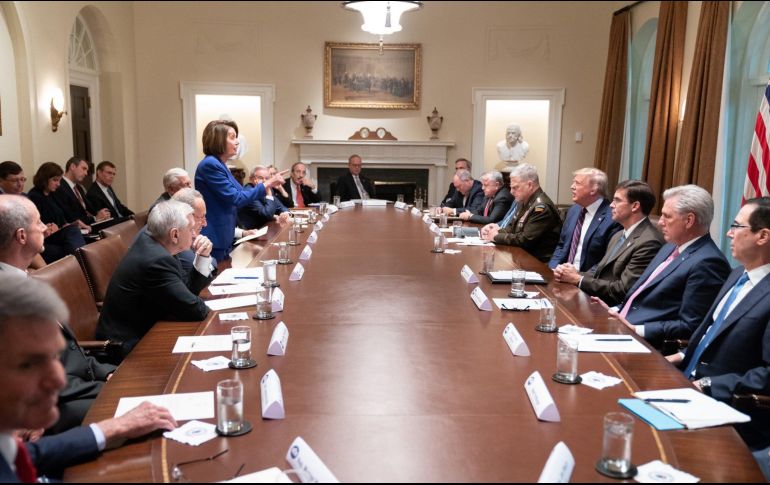 En la fotografía se aprecia a Pelosi de pie, apuntando al mandatario, quien permanece sentado durante la reunión en la que los líderes demócratas dijeron que Trump tuvo un ''colapso''. TWITTER / @realDonaldTrump