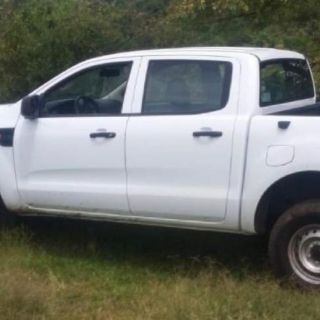 Aseguran equipo táctico y vehículos en predio de Michoacán