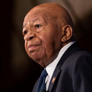 Muere congresista demócrata, clave en juicio a Trump