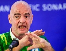 ''Hay que pillarlos, expulsarlos de los estadios, no dejarles entrar más y lanzar procesos judiciales contra ellos'', pide el líder del organismo. AFP / M. Uz Zaman