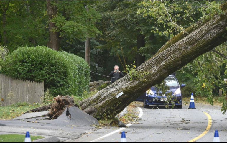 En Massachusetts se han registrado ráfagas de 90 millas por hora, lo que ocasionó la caída de varios árboles. AP/S. Heaslip-The Cape Cod Times