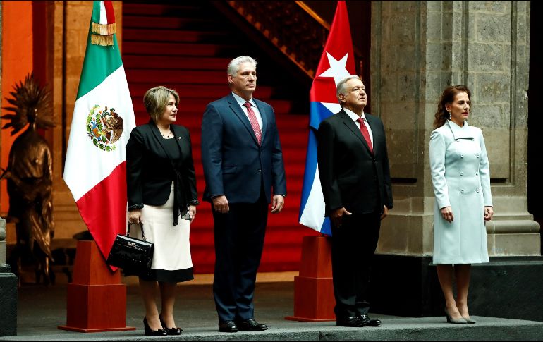 El Presidente Andrés Manuel López Obrador (2d), junto a Beatriz Gutiérrez Müller (d), reciben en el Palacio Nacional al presidente cubano, Miguel Díaz-Canel (2i), y a la primera dama cubana, Lis Cuesta (i). EFE/J. Méndez