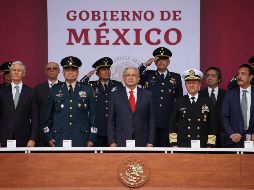 Los manifestantes estuvieron en el lugar unas cuatro horas, sin bloquear los accesos al evento presidido por López Obrador (c) pero con pancartas donde expresaban su rechazo. NTX/PRESIDENCIA