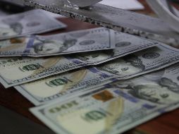 La divisa se compró en un mínimo de 18 pesos en bancos de la capital. EL INFORMADOR/ARCHIVO