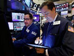 El principal índice, el Dow Jones Industrial Average, subió un nueve por ciento para alcanzar los 27 mil 025.88 puntos. AP/R. Drew