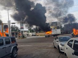 El punto más fuerte de los bloqueos y tiroteos está en los alrededores de la sede de la Fiscalía de Sinaloa, donde presuntamente se tendría detenido al hijo del 