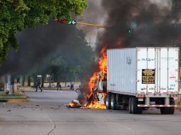 Un camión es consumido por el fuego en Culiacán luego de la detención y posterior liberación de Ovidio Guzmán López, hijo de Joaquín 