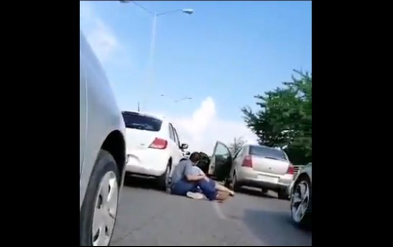 En los diferentes videos se observan automóviles detenidos y sus conductores, así como sus acompañantes, se tiran sobre el asfalto caliente para protegerse de la lluvia de balazos en la capital de Sinaloa. TWITTER