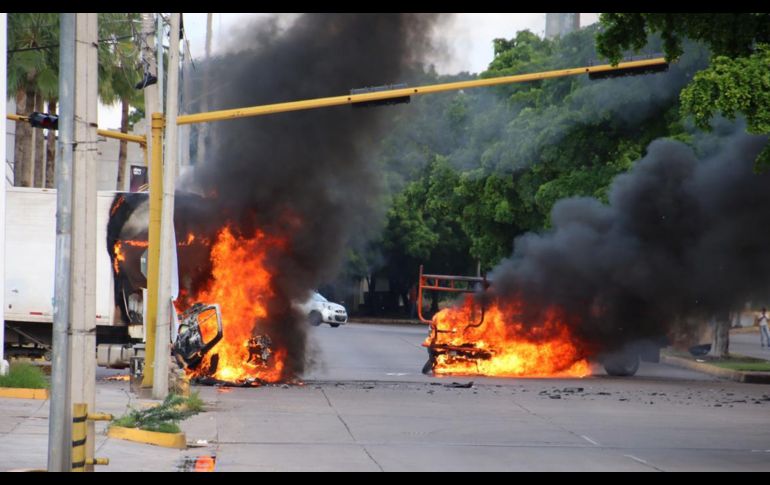 Enfrentamientos entre fuerzas armadas de tres niveles del Gobierno y integrantes de la delincuencia organizada en provocaron caos la tarde del 17 de octubre en Culiacán, Sinaloa. AFP
