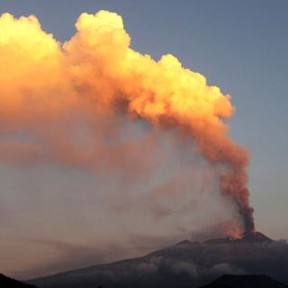 Entra en erupción volcán Etna, el más grande de Europa