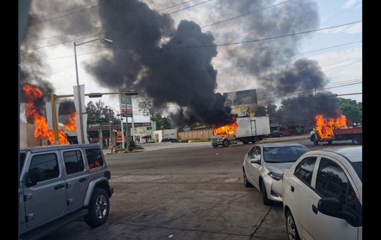 Vehículos incendiados y bloqueos se registraron en varios puntos de la ciudad. EFE
