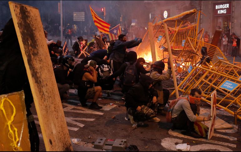 Manifestantes se enfrentan hoy con policías en Barcelona. AFP/P. Barrena