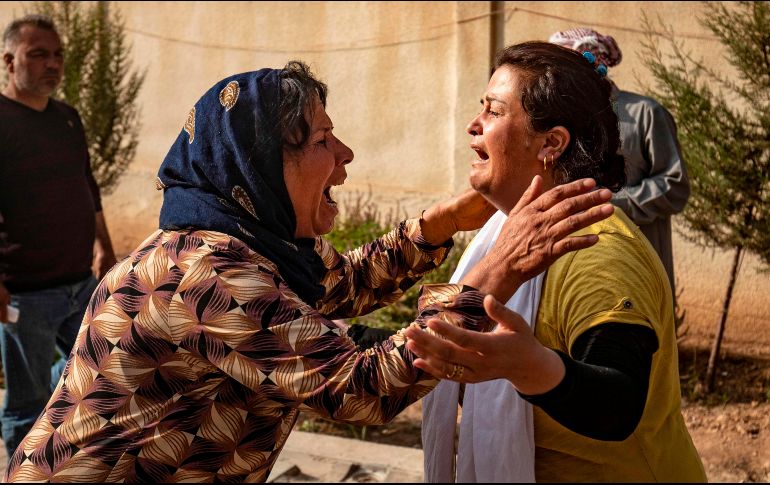 Mujeres reaccionan ante la llegada del cuerpo de un hombre fallecido en un ataque en Ras al Ain, Siria. AFP/D. Souleiman