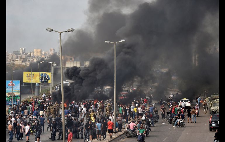 Con llantas quemadas bloquearon una autopista hacia el aeropuerto internacional de Beirut. EFE/EPA/W. Hamzeh