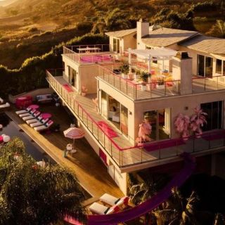 "Barbie" se convierte en anfitriona y abre las puertas de su mansión