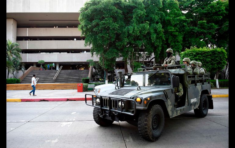 Soldados vigilan afuera del Palacio de Gobierno. AFP/A. Estrella