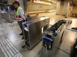 Fotografía de los destrozos ocasionados por manifestantes este viernes en la estación de metro La Cisterna en Santiago. EFE/E. González
