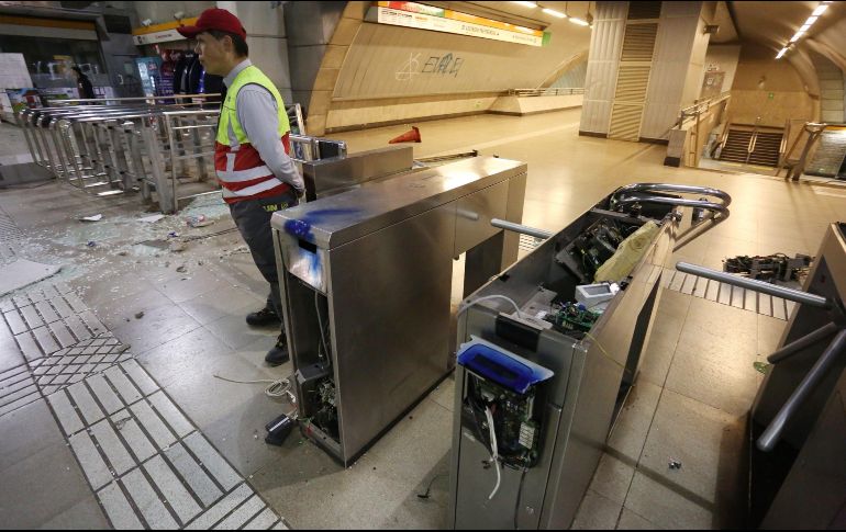 Fotografía de los destrozos ocasionados por manifestantes este viernes en la estación de metro La Cisterna en Santiago. EFE/E. González