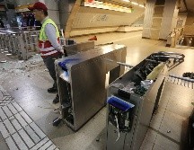 Fotografía de los destrozos ocasionados por manifestantes este viernes en la estación de metro La Cisterna en Santiago. EFE/E. González