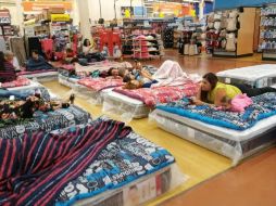 En las fotografías difundidas se aprecia a varias personas durmiendo en el piso. FACEBOOK/Lizzette Lo