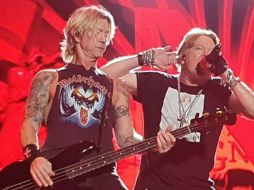 Duff McKagan y Axl Rose, ayer en el coloso de la Calzada Independencia. EL INFORMADOR/J. Pérez