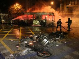 La radicalización de las protestas ciudadanas por el aumento del precio del billete del metro de Santiago derivó el viernes en una jornada de graves desórdenes. AP/E. Félix