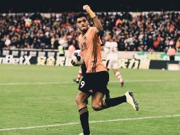 El mexicano trató, desde el inicio del partido, de acabar con su sequía goleadora; sin embargo, el VAR no le ayudó. TWITTER / @WolvesEspanol