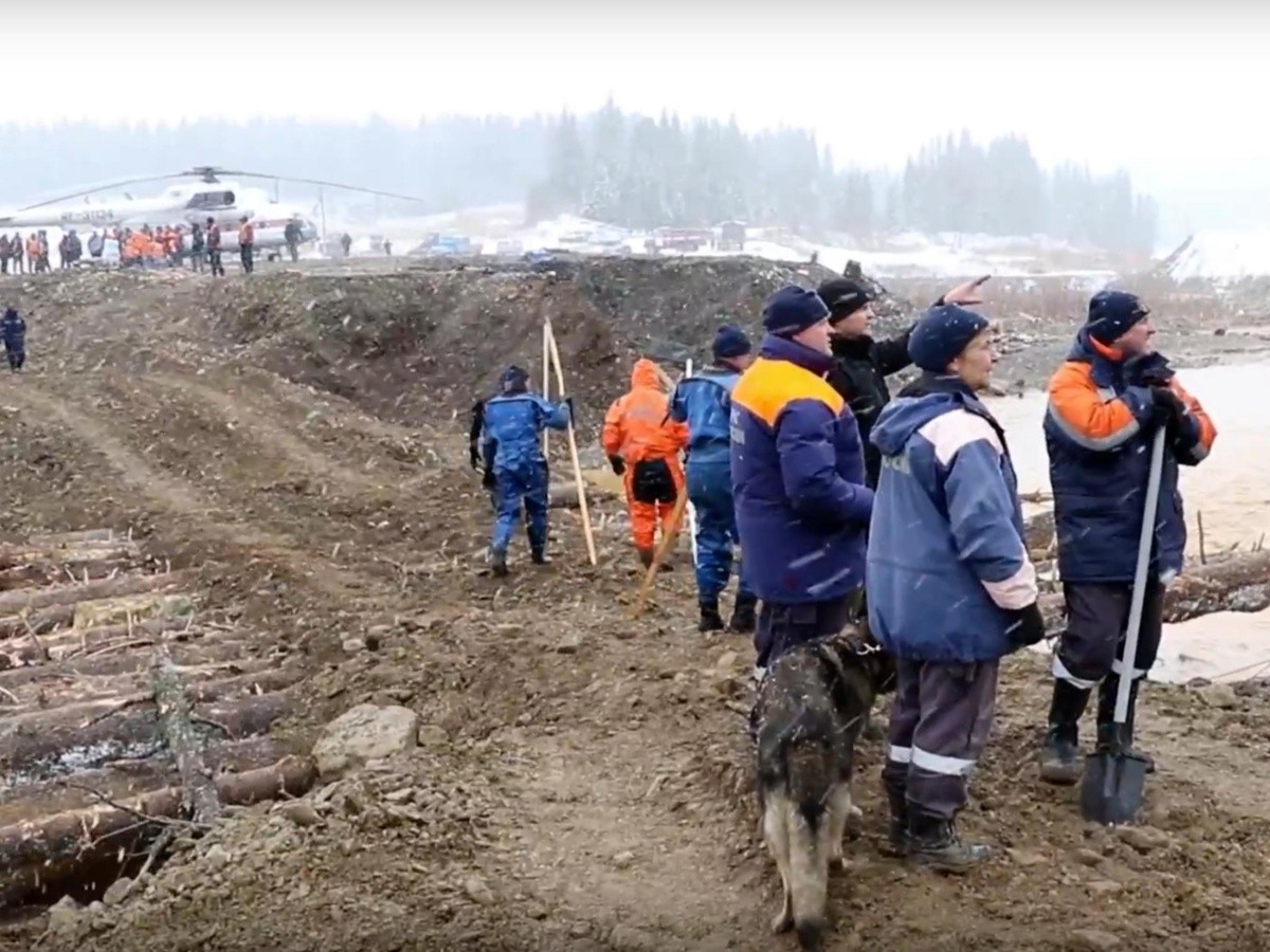  Derrumbe de dique en mina rusa deja al menos 15 muertos