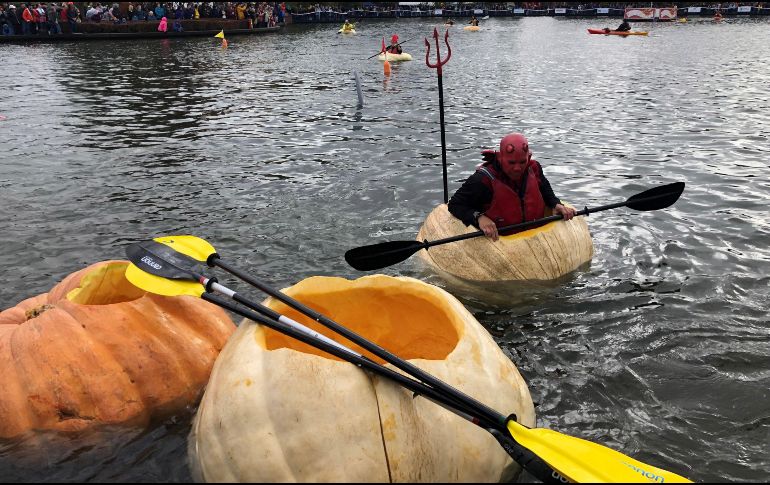 Los concursantes, muchos de ellos disfrazados, remaron frenéticamente sobre las calabazas talladas y convertidas en canoas, algunas de más de 450 kilos. EFE/T. Cidoncha